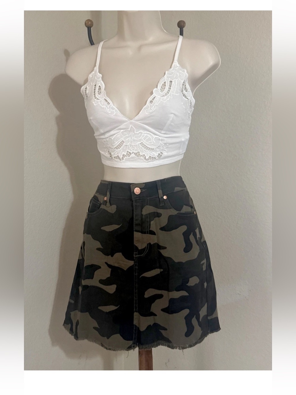GUESS Los Angeles Women’s Camo Mini Skirt Raw Hem Utility Streetwear Size Medium